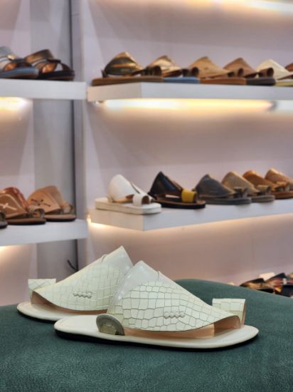 صورة شرقي نقش تمساح جلد طبيعي ارضيه مرنه ومنخفضه